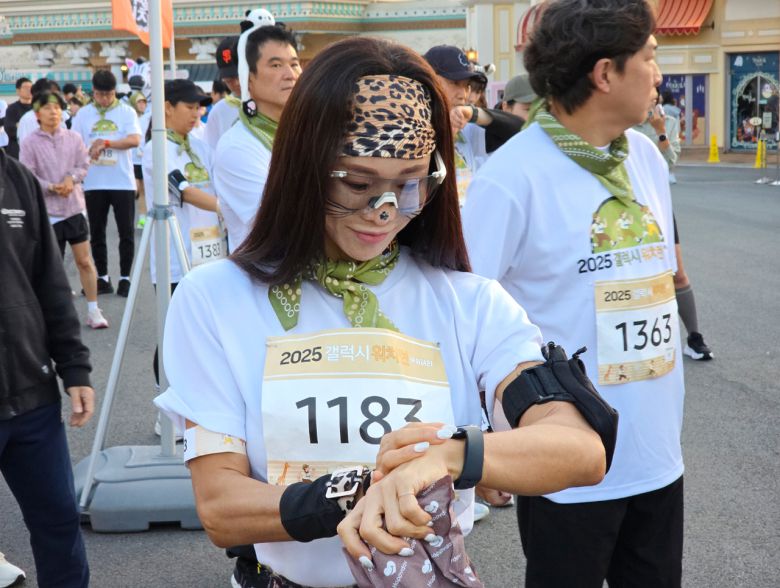 ‘갤럭시 워치런 @사파리’ 참가자가 ‘갤럭시 워치8 시리즈’에 탑재된 제미나이 음성 명령을 통해  ‘삼성 헬스’ 달리기 모드를 실행하는 모습 [삼성전자 제공]