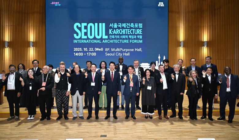 오세훈 서울시장이 22일 열린 ‘2025 서울국제건축포럼’에서 참석자들과 기념사진을 촬영하고 있다. [서울시 제공]