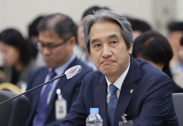 이근배 전남대학교 총장이 22일 전북대에서 열린 국회 교육위원회 국정감사에서 질의를 받고 있다. 연합뉴스