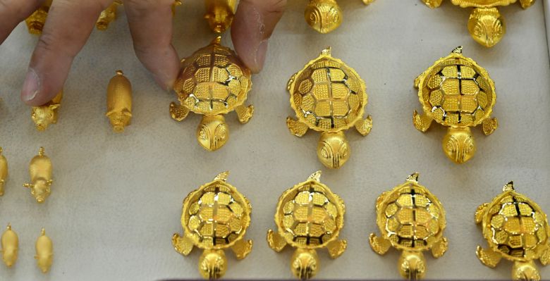 미국 도널드 트럼프 대통령의 상호관세 부과를 앞두고 안전자산 선호 현상이 높아지는 가운데 31일(현지시간) 미국 뉴욕시장에서 금 현물 가격 한 때 온스당 3160달러(약 466만 원)까지 오르며 또다시 최고치를 갱신했다. 1일 오전 서울 종로구 한국금거래소에서 직원이 금 제품을 선보이고 있다. 임세준 기자