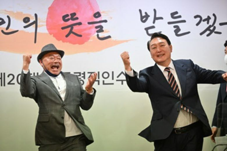 2022년 4월 윤석열 대통령(당시 당선인)이 가수 김흥국과 어퍼컷 세리머니를 하고 있다. [헤럴드DB]