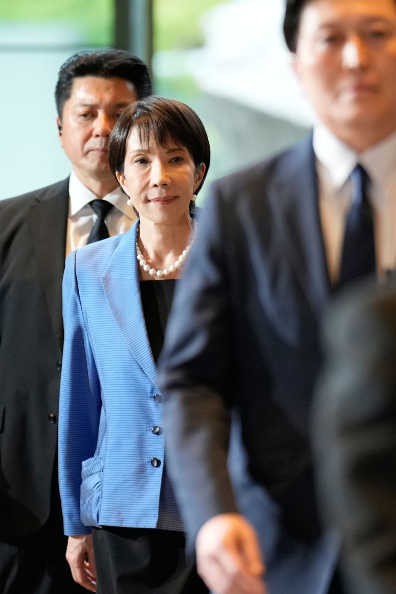 다카이치 사나 일본 신임 총리가 지난 21일(현지시간) 일본 도쿄에서 자신의 공식 집무실로 이동하는 모습. [AP]