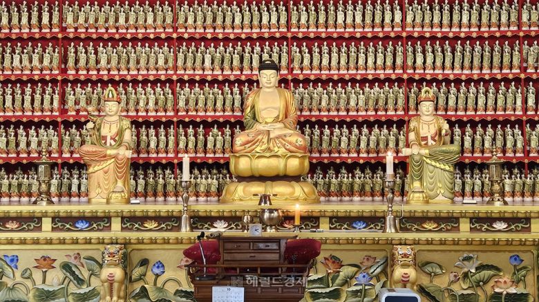 무량수전 법당의 (왼쪽부터) 관세음보살, 아미타불, 대세지보살