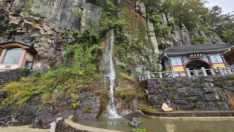 (오른쪽부터) 무량수전, 인공폭포, 독성각