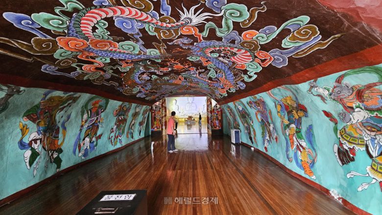 대웅전 입구 벽화