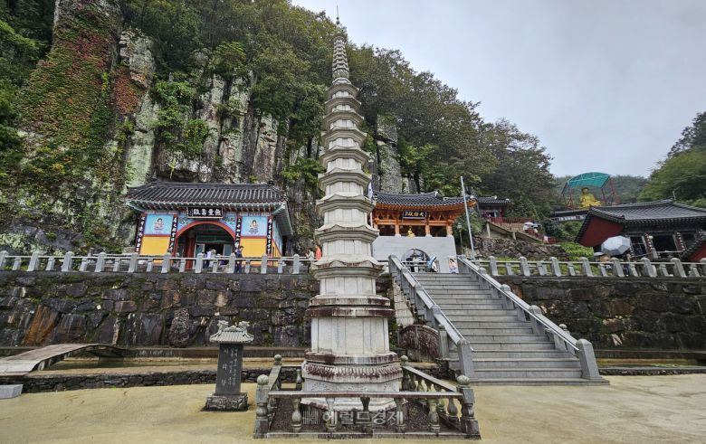 대웅전 앞 9층 석탑