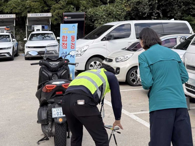 23일 울릉군이 울릉경찰서, 한국교통안전공단과 합동으로 관내 주요 도로 일대에서 운행 차량 소음 및 불법 개조 행위 집중 단속을 벌였다.[울릉군 제공]
