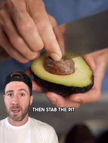 아보카도 씨앗을 안전하게 제거하는 방법 [소셜미디어 갈무리]