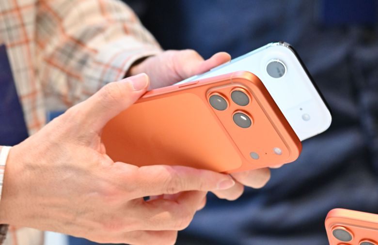 애플 아이폰17 시리즈 국내 공식 출시일인 지난달 19일 오전 서울 중구 명동 애플스토어를 찾은 한 고객이 아이폰17 프로와 에어 제품을 비교하고 있다. [임세준 기자]