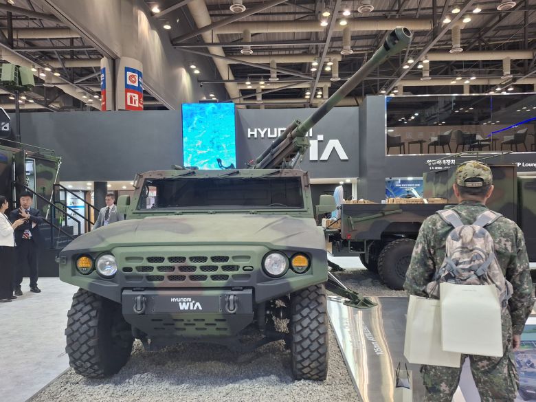 현대로템의 105㎜ 자주포 실물을 한 군인이 관람하고 있다. [고양=김성우 기자]