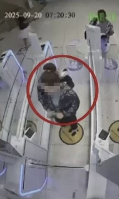 베라 크라브초바가 태국에서 미얀마로 넘어가는 모습. [태국 이민청]