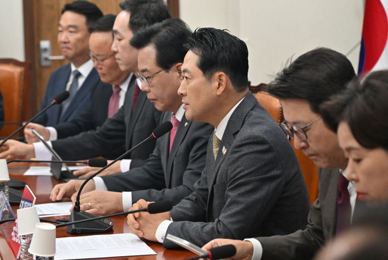 장동혁(오른쪽 세 번째) 국민의힘 대표가 27일 오전 서울 여의도 국회에서 열린 최고위원회의에 참석해 모두발언을 하고 있다. 임세준 기자