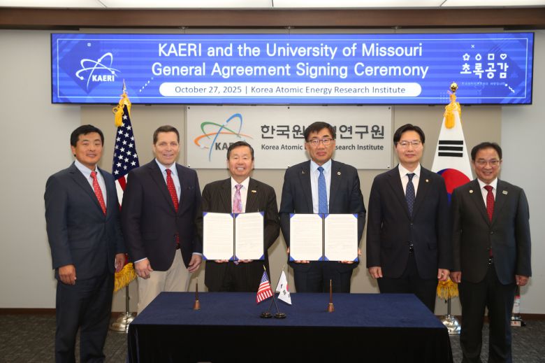 원자력연구원-美미주리대 간 차세대원자력 기술협력을 위한 협력약정식. 조나단 패터슨(왼쪽부터) 미주리주 하원의장, 토드 그레이브스 미주리대학교 이사회 이사장, 최문영 미주리대학교 총장, 주한규 한국원자력연구원장, 구혁채 과기정통부 제1차관, 임인철 한국원자력연구원 부원장.[한국원자력연구원 제공]