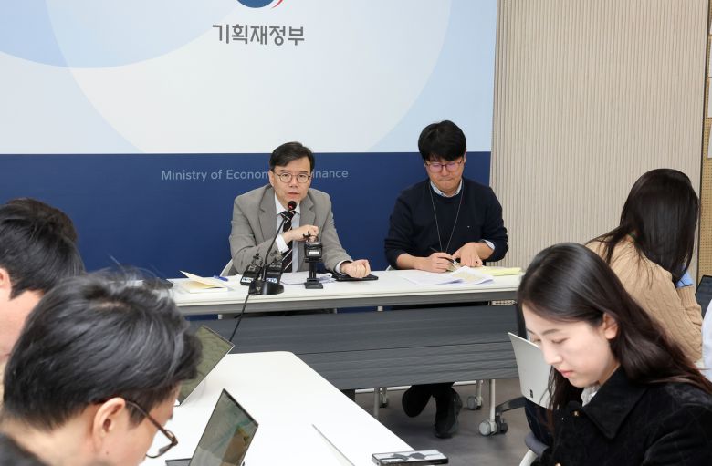 김재훈 기획재정부 경제정책국장(왼쪽)이 28일 정부세종청사 기재부 기자실에서 최근 경제상황에 관해 설명하고 있다. 오른쪽은 조성중 경제분석과장. [연합]