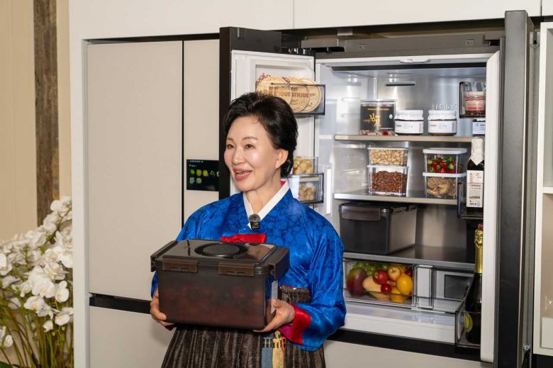 이하연 명인이 ‘라 리스트(La Liste) 2026’ 시상식에 마련된 삼성전자 AI 가전 전시에서 ‘비스포크 AI 김치플러스 키친핏 맥스’의 기능을 시연하고 있다. [삼성전자 제공]