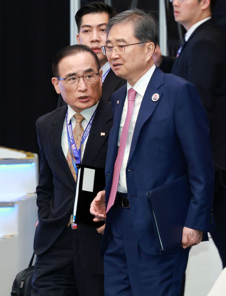 조현 외교부 장관과 위성락 국가안보실장이 27일 말레이시아 쿠알라룸푸르 컨벤션센터에서 열린 한-아세안 정상회의에 입장하고 있다. [연합]