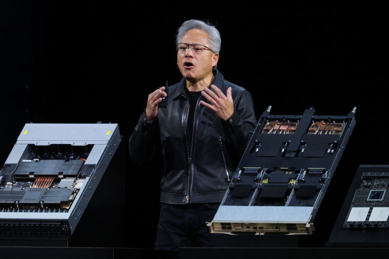 젠슨 황 엔비디아 최고경영자(CEO)가 28일(현지시간) 워싱턴 DC의 월터 E. 워싱턴 컨벤션 센터에서 열린 엔비디아 GTC(GPU 기술 컨퍼런스) 기조연설을 하며 엔비디아 옴니버스에 대해 이야기하고 있다. [AFP]