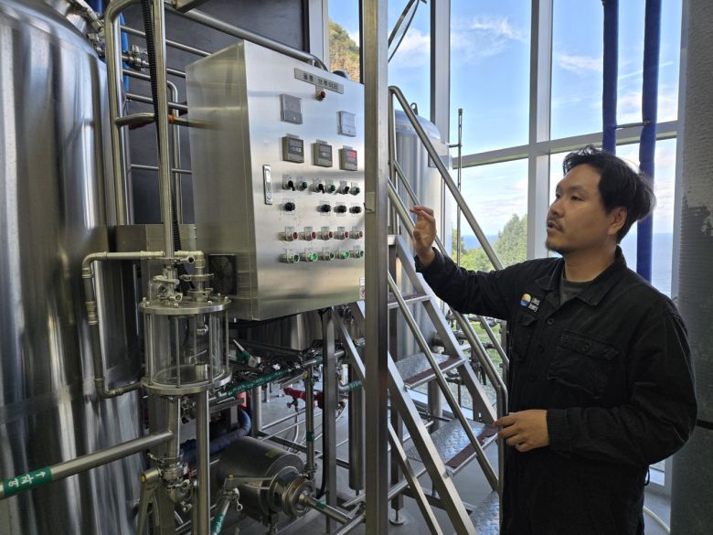 정성훈 울릉브루어리 대표가 양조장 시설을 설명하고 있다. 정석준 기자