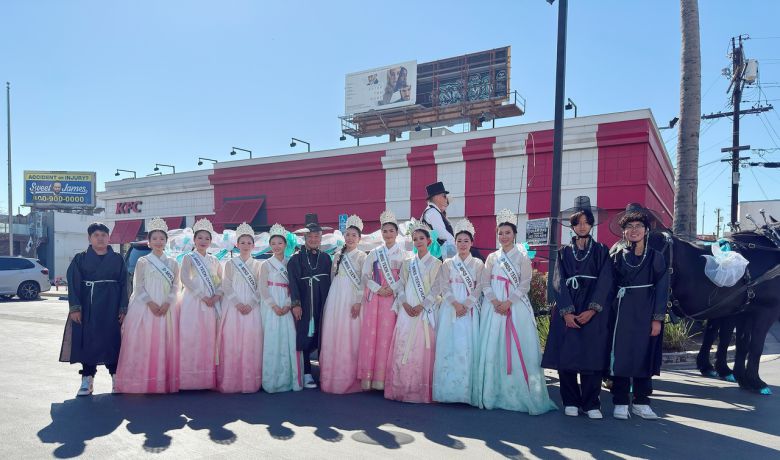 왼쪽부터 최벨루치, 김연희, 한은채, 승단비, 박하윤, 영화배우 한지일, 임소연, 박로아, 최리아, 조이진, 권서연, 윤진우, 최휴버트
