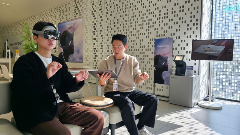 삼성스토어 홍대에서 헤드셋 형태의 모바일 기기 ‘갤럭시 XR’을 체험하는 모습. [삼성전자 제공]