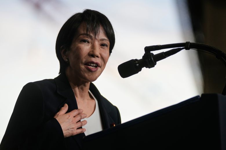 다카이치 사나에 일본 총리가 도널드 트럼프 대통령과 함께 지난 28일 도쿄 남쪽 요코스카에 있는 미 해군 기지에 정박한 항공모함 조지 워싱턴호에서 군 장병들에 연설하고 있다. [AP]