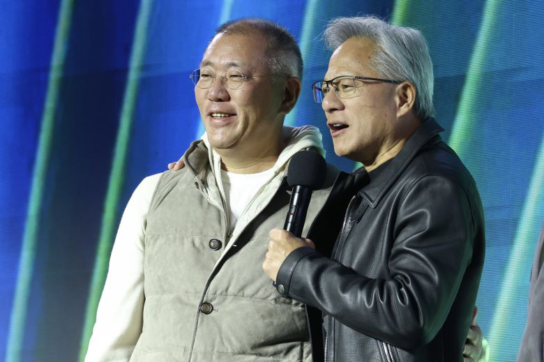 젠슨 황 엔비디아 최고경영자와 정의선 현대차그룹 회장이 30일 서울 코엑스에서 열린 엔비디아의 그래픽카드(GPU) ‘지포스’ 출시 25주년 행사에서 단상에 올라 있다. [연합]
