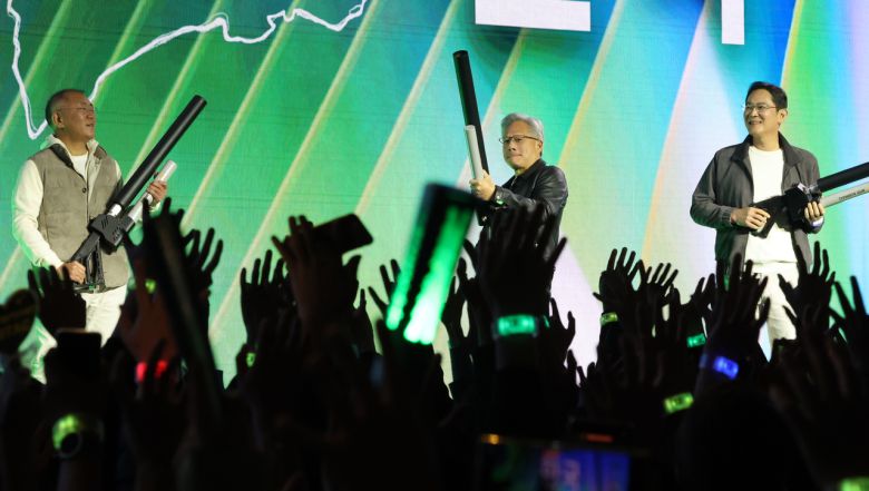 젠슨 황 엔비디아 최고경영자와 이재용 삼성전자 회장, 정의선 현대차그룹 회장이 30일 서울 코엑스에서 열린 엔비디아의 그래픽카드(GPU) ‘지포스’ 출시 25주년 행사 단상에 올라 경품 추첨 퍼포먼스를 하고 있다. [연합]