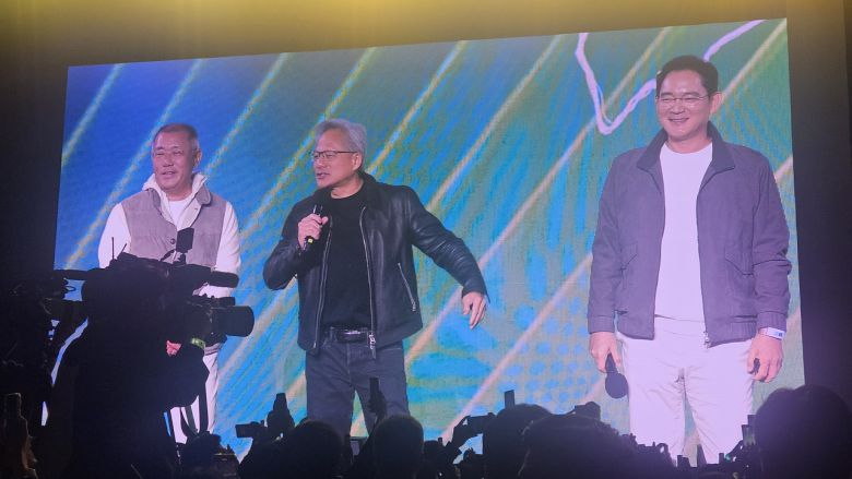 젠슨 황 엔비디아 최고경영자(CEO)와 이재용 삼성전자 회장, 정의선 현대차그룹 회장이  30일 서울 삼성동 코엑스에서 열린 엔비디아 그래픽카드 ‘지포스(GeForce)’ 한국 출시 25주년 행사에 참석해 팬들에게 인사하고 있다. 박지영 기자