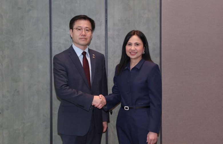 여한구 산업통상부 통상교섭본부장이 31일 경북 경주시 소노캄에서 마리아 크리스티나 로케 필리핀 통상산업부 장관과 악수하고 있다. [산업통상부 제공]