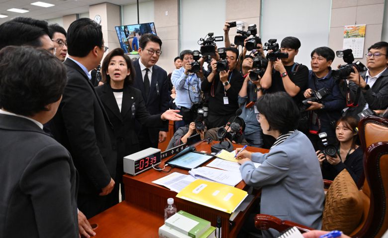 13일 오전 서울 여의도 국회 법제사법위원회에서 열린 대법원 등에 대한 국정감사에서 국민의힘 의원들이 추미애 법사위원장을 향해 항의하고 있다. 임세준 기자