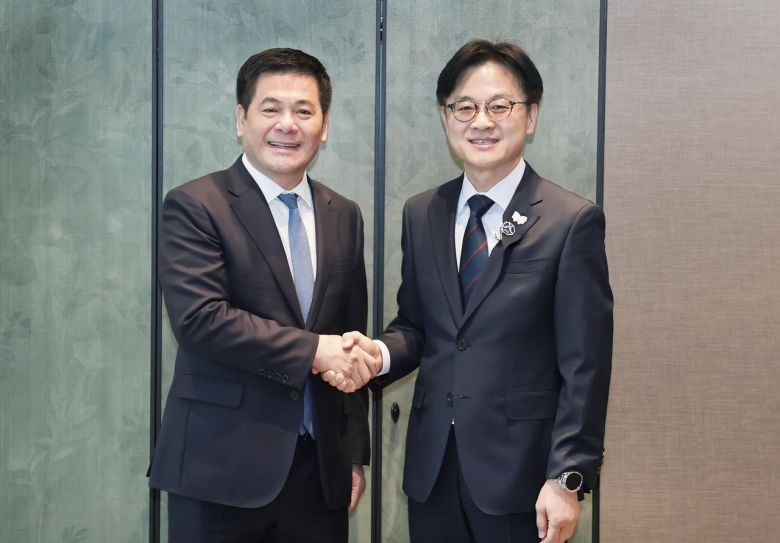 김정관 산업통상부 장관이 31일 경북 경주시 소노캄호텔에서 응우옌 홍 지엔 베트남 산업무역부 장관과 악수하고 있다. [산업통상부 제공]