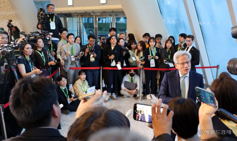 젠슨 황 엔비디아 CEO가 31일 경북 경주시 경주예술의전당에서 열린 엔비디아 기자간담회에 참석 전 행사장 입구에서 취재진의 질의에 답변하고 있다. 경주=임세준 기자