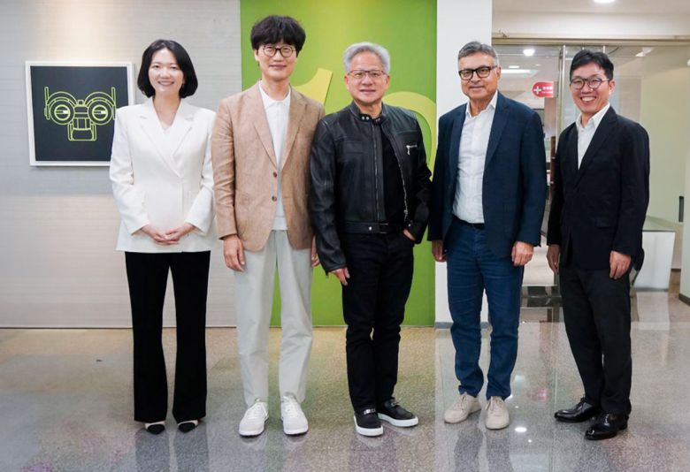 네이버와 엔비디아 경영진들이 지난 5월 22일 대만 엔비디아에서 면담을 한 후 기념 촬영하고 있다. 왼쪽부터 최수연 네이버 대표, 이해진 네이버 이사회 의장, 젠슨 황 엔비디아 CEO, 제이 퓨리 엔비디아 총괄 부사장, 김유원 네이버클라우드 대표. [네이버클라우드 제공]