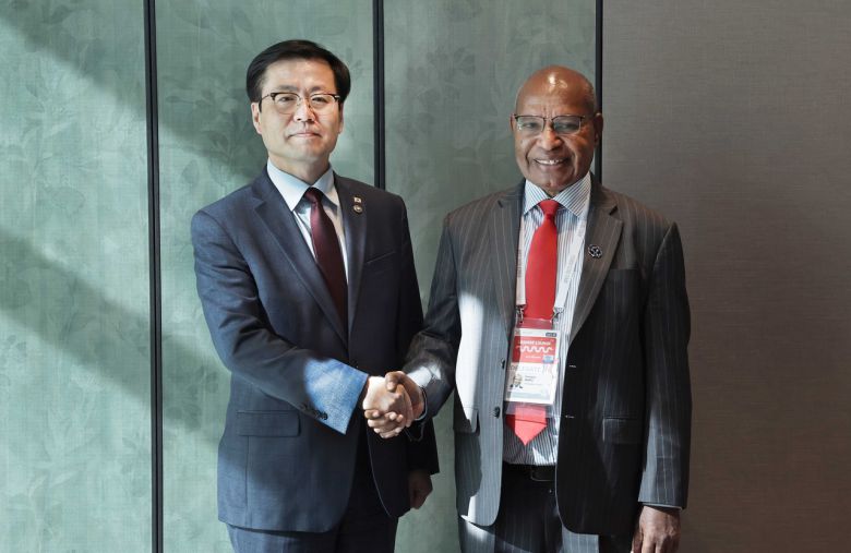 여한구 산업통상부 통상교섭본부장이 31일 경북 경주시 소노캄호텔에서 리처드 마루 파푸아뉴기니 국제무역투자부 장관과 악수하고 있다.  [산업통상부 제공]