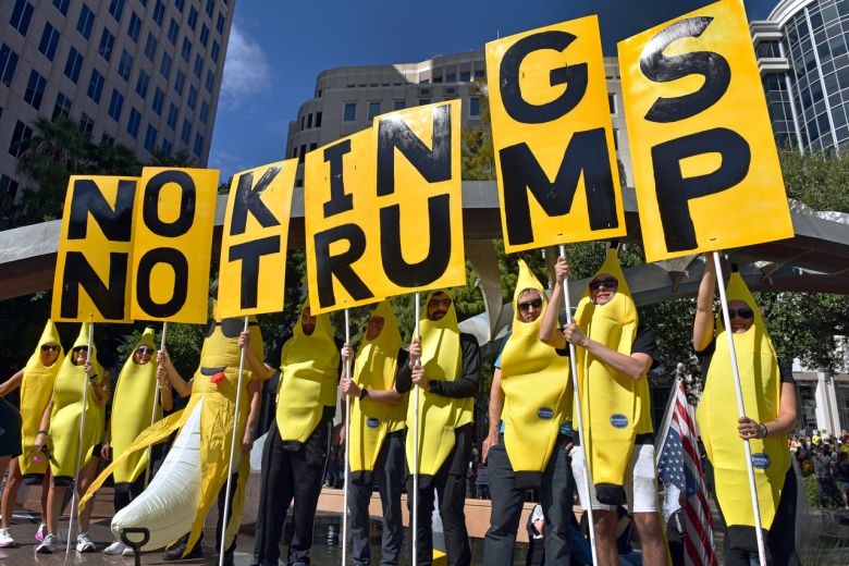 미국 플로리다주 시청 앞에서 도널드 트럼프 행정부 정책에 항의하는 ‘노 킹스(No Kings)’ 시위가 열리고 있다. [UPI]