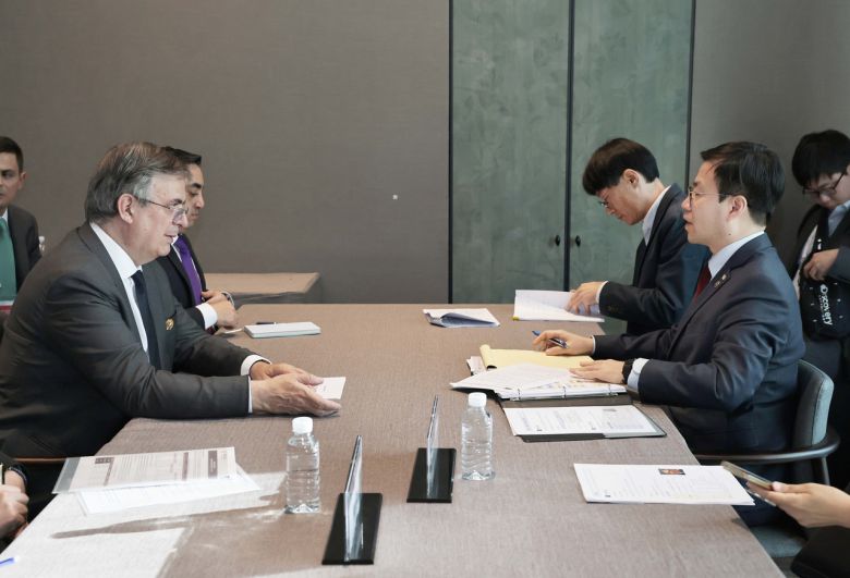 여한구 산업통상부 통상교섭본부장이 31일 경북 경주시 소노캄호텔에서 마르셀로 에브라르드 멕시코 경제부 장관과 면담하고 있다. [산업통상부 제공]