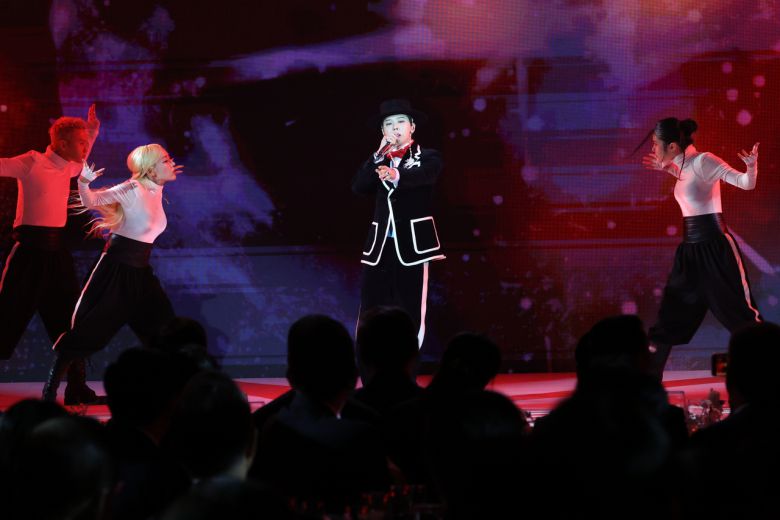 특별취재팀 = 가수 지드래곤이 31일 경북 경주시 라한셀렉트호텔에서 열린 2025 아시아태평양경제협력체(APEC) 정상회의 환영 만찬에서 공연을 펼치고 있다. <연합뉴스>