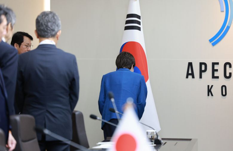 다카이치 사나에 일본 총리가 30일 이재명 대통령과의 한일 정상회담에서 기념촬영 후 자리로 향하기 전 태극기에 예를 표하고 있다.  [대통령실통신사진기자단]