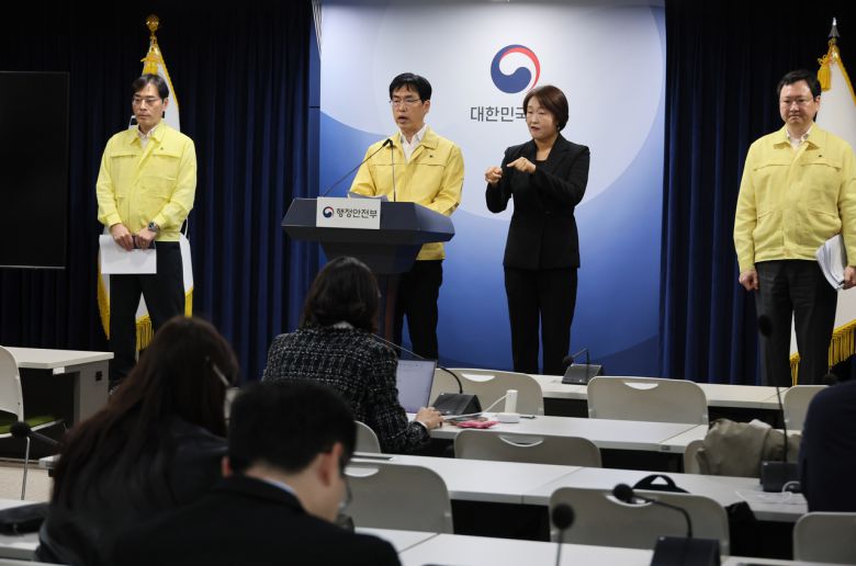 김민재 중앙재난안전대책본부 제1차장(행정안전부 차관)이 31일 서울 종로구 정부서울청사에서 국가정보자원관리원 화재 관련 브리핑을 하고 있다. [연합]