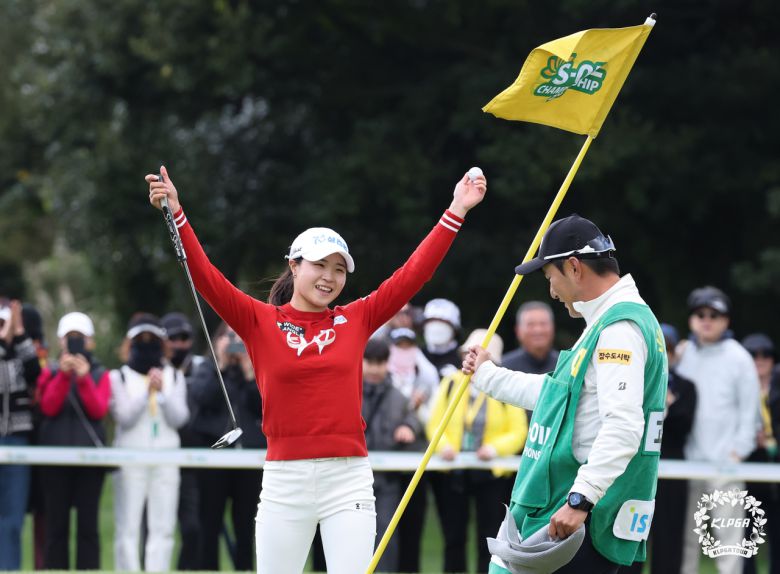 고지원이 에쓰오일 챔피언십 정상에 오른 뒤 환호하고 있다.   [KLPGA 제공]