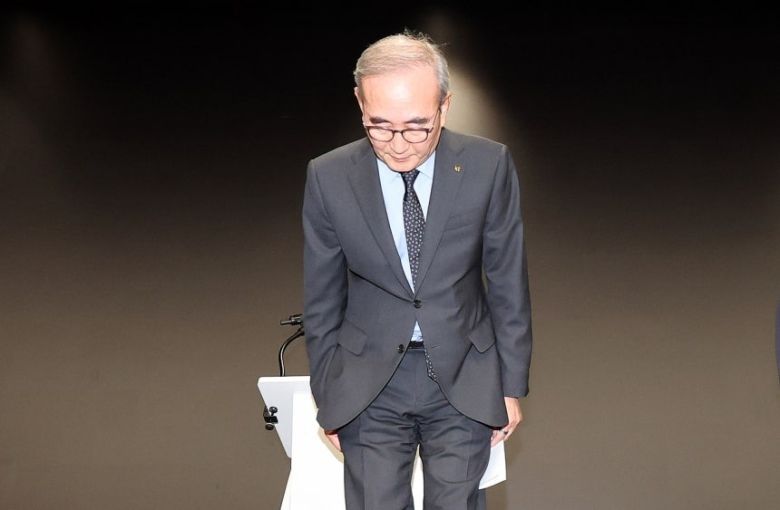 김영섭 KT 대표가 지난 9월 11일 서울 종로구 KT 광화문빌딩 웨스트 사옥에서 소액 결제 피해와 관련해 고개 숙여 사과하고 있다. [연합]