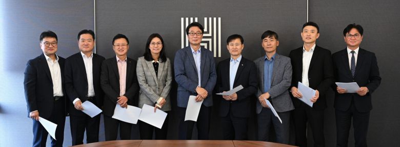 헤럴드보험대상 심사가 지난달 20일 오후 서울 용산구 헤럴드스퀘어 대회의실에서 열렸다. 조성준(왼쪽부터) 생명보험협회 소비자서비스본부장, 박정현 금융감독원 건전경영팀장, 최종수 손해보험협회 소비자서비스본부장, 최지은 금융위원회 보험과 사무관, 성주호 경희대학교 경영대 교수(심사위원장), 박진호 보험개발원 부원장, 조재린 보험연구원 부원장, 이정열 한국화재보험협회 예방안전본부장, 신창훈 헤럴드 콘텐츠총괄 상무  이상섭 기자