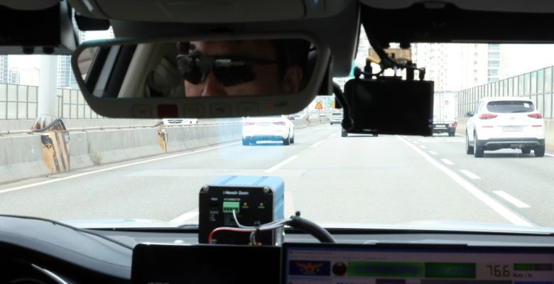 지난 5월 서울경찰청 관계자가 암행순찰차로 내부간선도로에서 과속 차량을 단속하고 있다.  [연합]