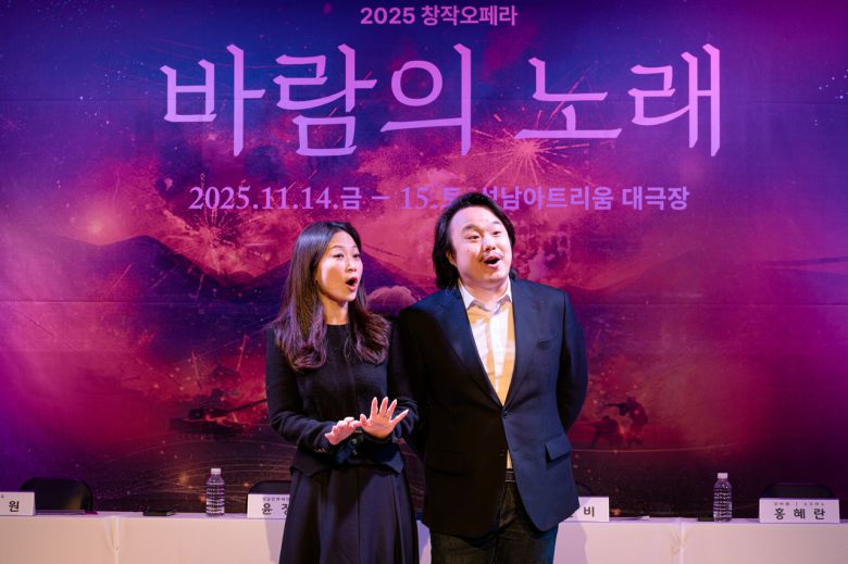 창작 오페라 ‘바람의 노래’ 주연을 맡은  소프라노 홍혜란과 테너 최원휘 부부. [성남문화재단 제공]