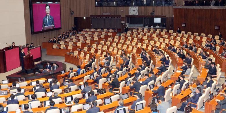 이재명 대통령이 4일 서울 여의도 국회 본회의장에서 내년도 정부 예산안에 대한 시정연설을 하고 있다.     이날 국민의힘 의원들은 추경호 전 원내대표에 대한 구속영장 청구를 규탄하며 불참한 채 본회의장 밖에서 침묵시위를 벌였다. 2025.11.4 [연합]