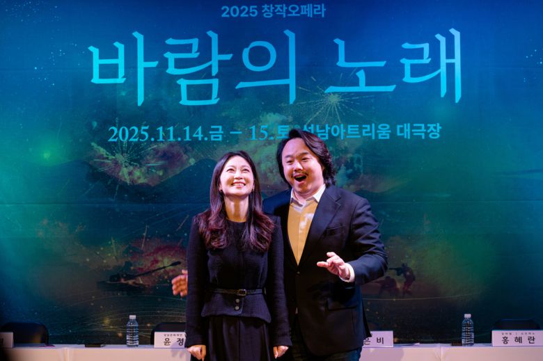 창작 오페라 ‘바람의 노래’ 주연을 맡은  소프라노 홍혜란과 테너 최원휘 부부. [성남문화재단 제공]