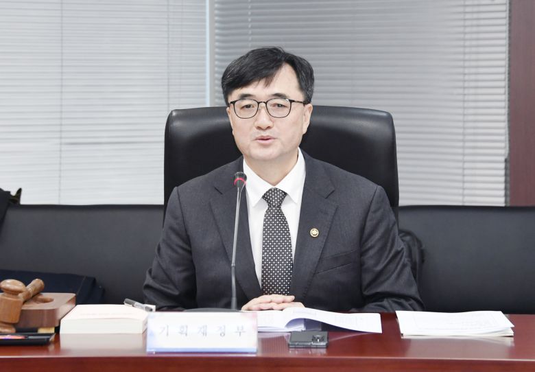 임기근 기획재정부 차관이 11월 4일 오전 서울 종로구 한국무역보험공사에서 열린 ‘2025년 제10차 공공기관운영위원회’를 주재, 모두발언을 하고 있다. [기획재정부 제공]