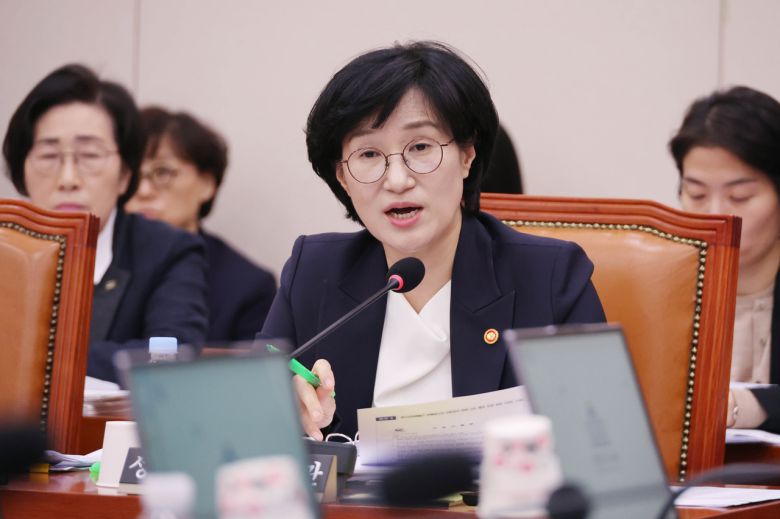 원민경 성평등가족부 장관이 4일 서울 여의도 국회 성평등가족위원회에서 열린 성평등가족부에 대한 국정감사에서 위원 질의에 답하고 있다. [연합]