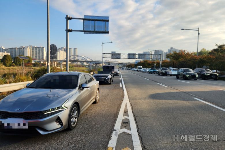 4일 오전 서울 성동구 동부간선도로 용비교 진입로 분기점. 끼어들기 단속으로 진입로와 본차로의 통행이 원활한 모습이다. 이영기 기자