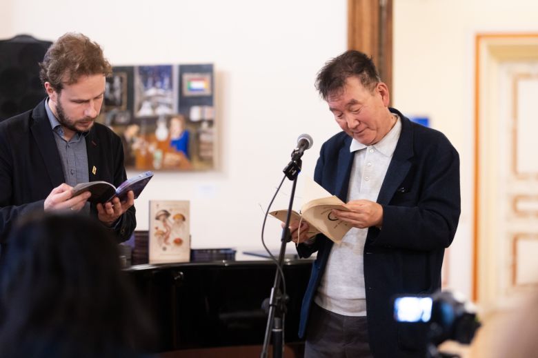 지난달 2일  리투아니아서 열린 ‘시집 출간 및 미술 전시회’에서 리투아니아 문인과 자신의 시를 낭송하는 모습.[페이스북]